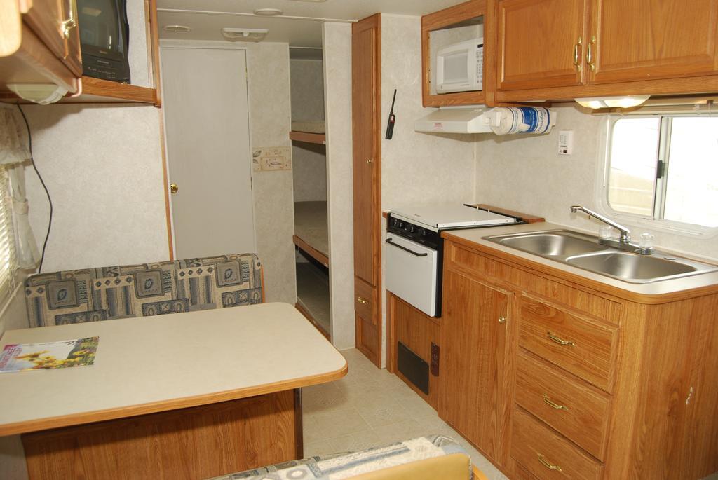 Crescent Bar Camping Resort Studio Cabin 1 Trinidad Kültér fotó